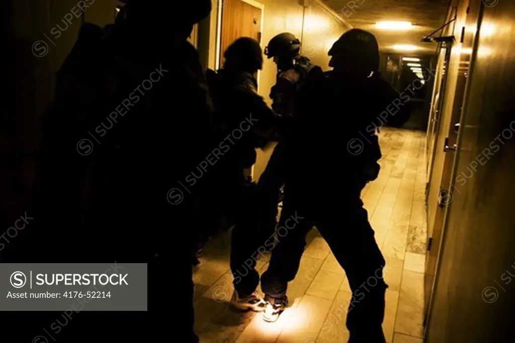 piketpolisen i Stockholm bryter sig in i en lägenhet där en misstänkt person gämmer sig.