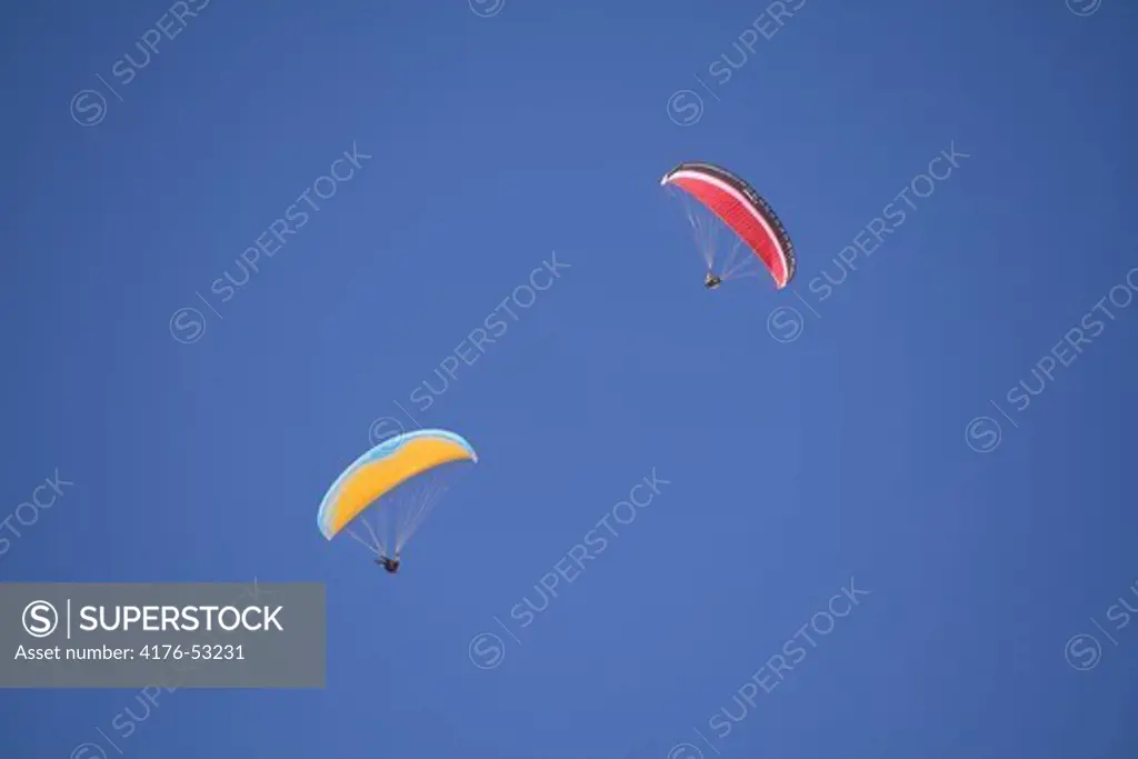 Paragliders in the sky. Verbier. Februari 2007.