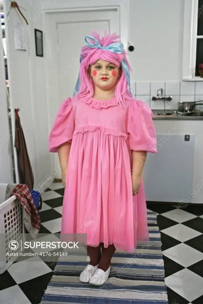 Flicka med rosa klänning och peruk i kök Mortorp Kalmar