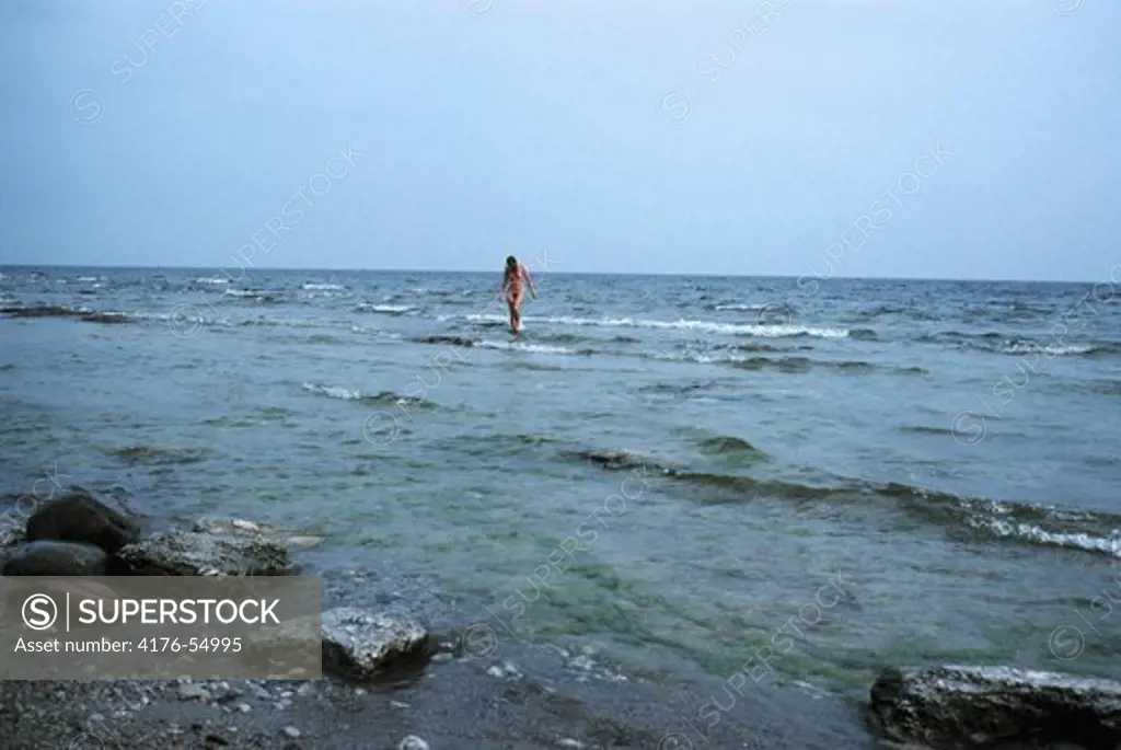 Naken kvinna går upp från havet på östra Gotland