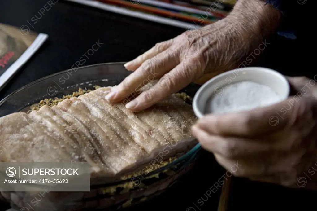 Old man cooking Rib roasts / Ældre mand laver mad,