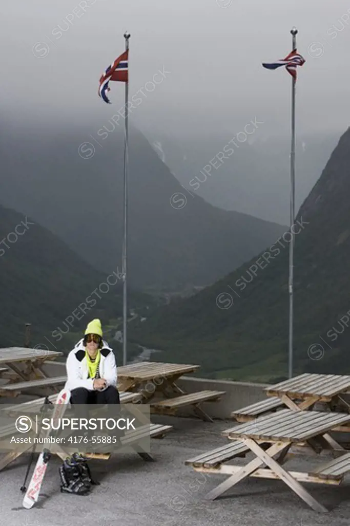 Skier sitting on table in Stryn, (Norge) Norway