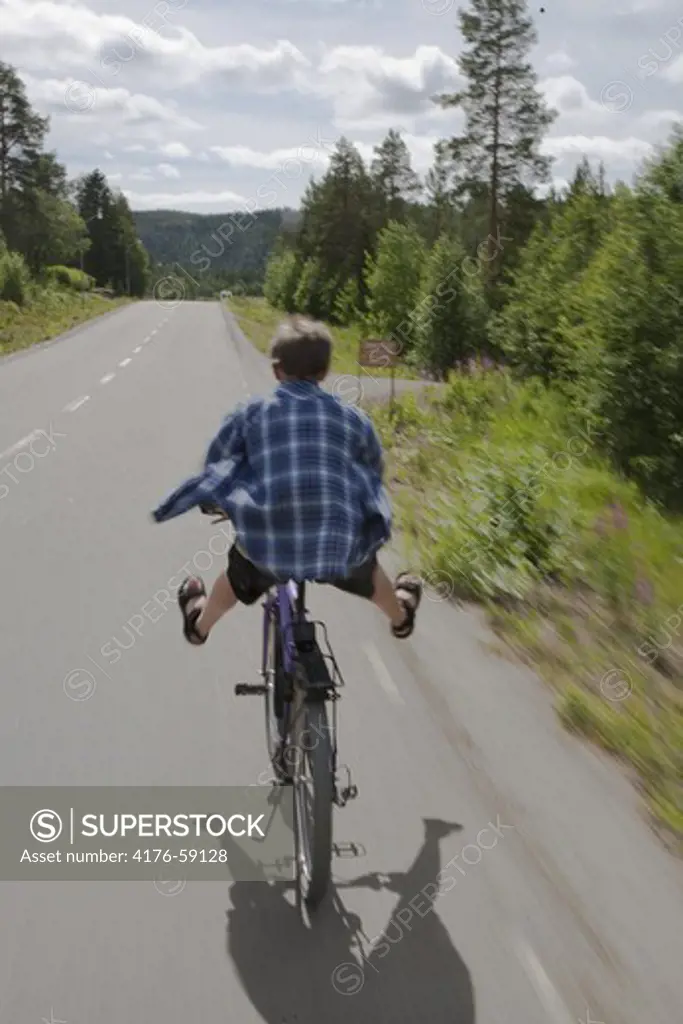 David 14 år cyklar,Jämtland