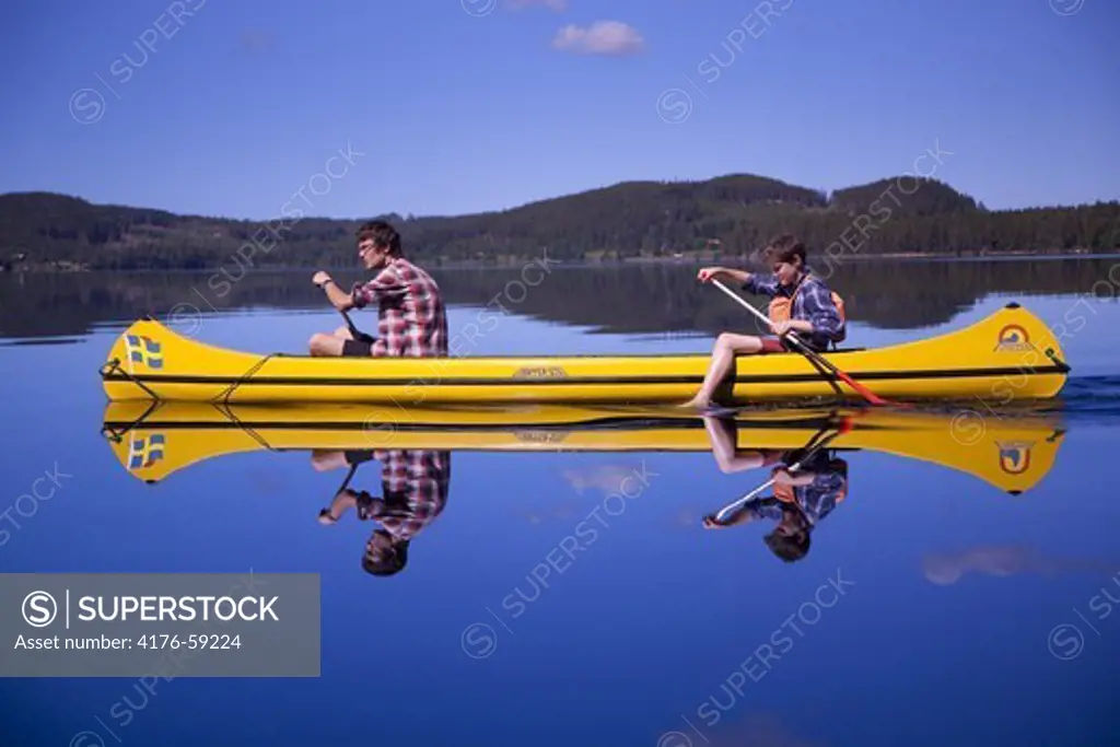 David och Johan,padlar kanot,Jämtland