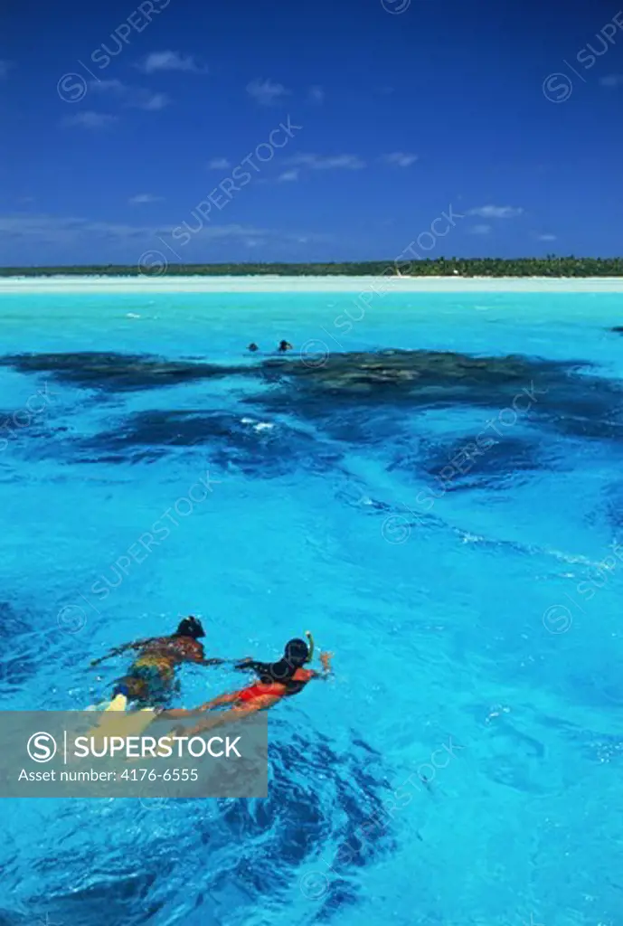 Couple snorkling in Aitutaki lagoon in Cook Islands