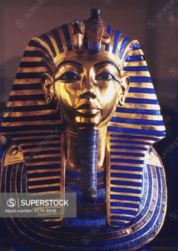 Tutanchamons dodsmask i guld i Kairos historiska museum