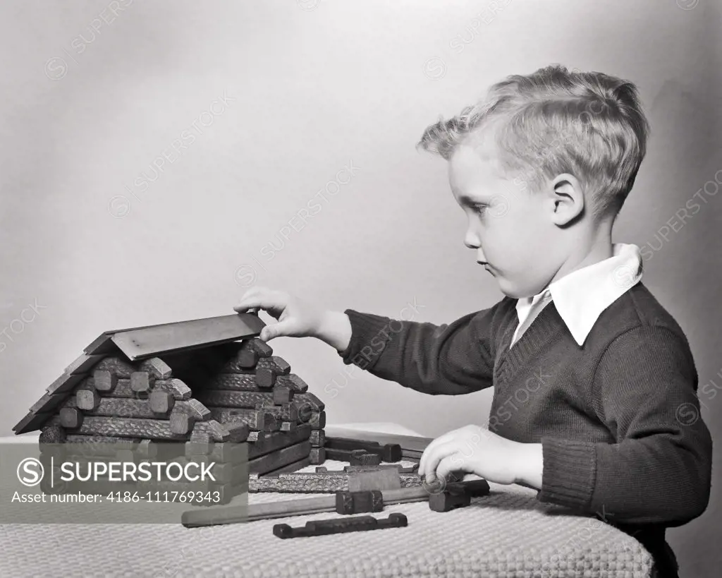 1950s INTENT YOUNG BLOND BOY PLAYING BUILDING MODEL LOG CABIN WITH LINCOLN LOG TOY SET