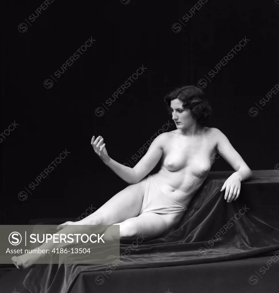 1920S Woman Classical Reclining Nude Model