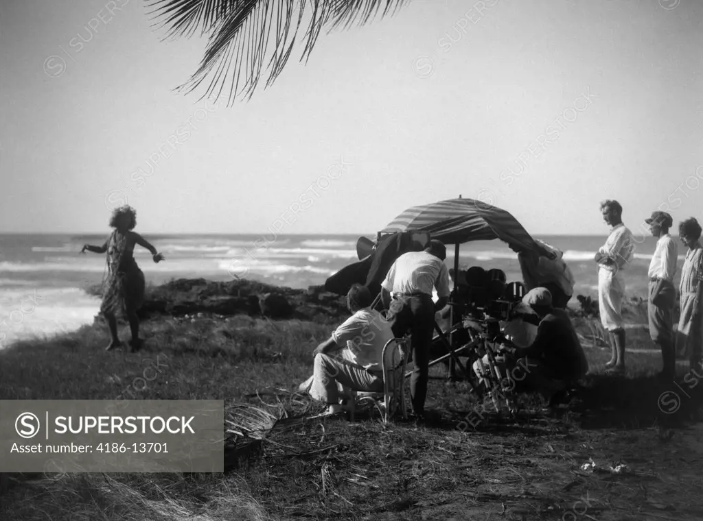 1920S Movie Crew Filming Gilda Gray In Grass Skirt Hula Dancing In Aloma Of The South Seas