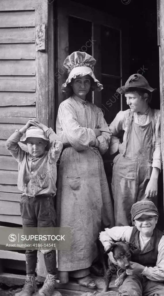 1900S 1910S Poor Rural Family Mother And Three Sons At Cabin Door Ozark Hills Missouri Usa
