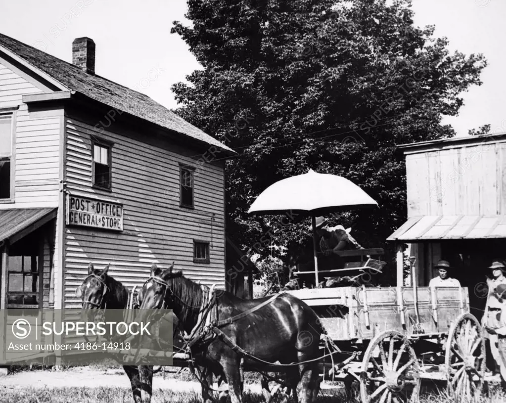 1900S Old Horse Drawn Farm Wagon At General Store And Post Office Courtney Missouri Usa