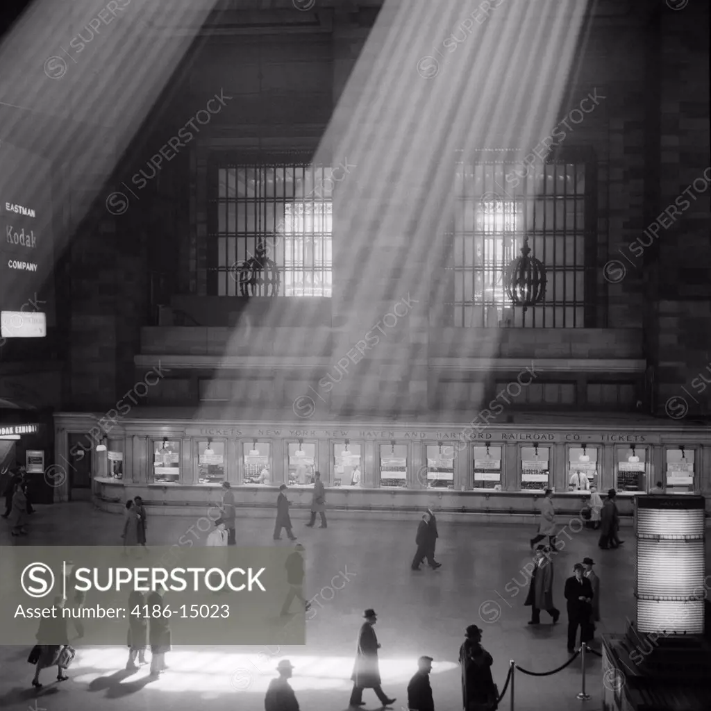 1960S Crowd Walking Through Sunbeams In The Magnificent Dramatic Poetic Cavernous Atrium Of Grand Central Station New York City Usa