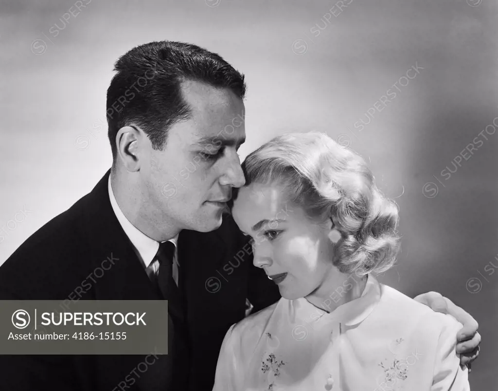 1950S Romantic Portrait Blonde Woman Leaning Her Head On Mans Shoulder