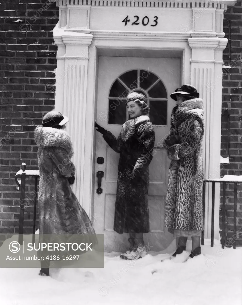 1930S 3 Women Fur Coats Ring Door Bell Front Door Brick Building Snow Wear Hats Gloves Boots Fashion Visit Cold