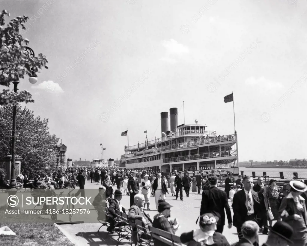 1930s HUDSON RIVER DAY LINE STEAMER NOW CIRCLE LINE SIGHTSEEING CRUISES PICKING UP PASSENGERS ON DOCK AT BATTERY PARK NYC USA