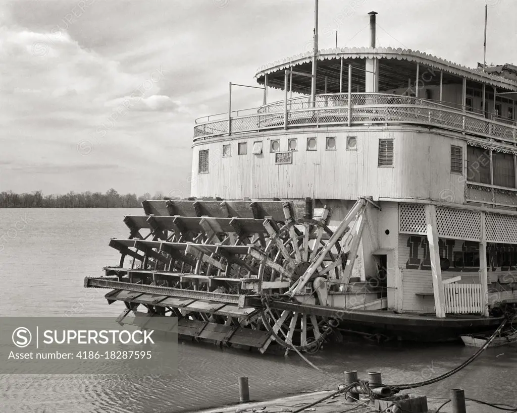 1930s 1940s PADDLE WHEEL PASSENGER PACKET RIVER BOAT TIED TO SHORE ON MISSISSIPPI RIVER ALTON ILLINOIS USA