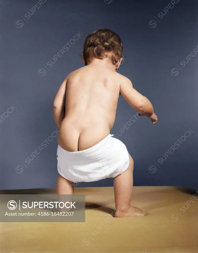 1940s 1950s 1960s BABY WITH DROOPY DIAPER FALLING DOWN SHOWING NUDE BOTTOM BUTT