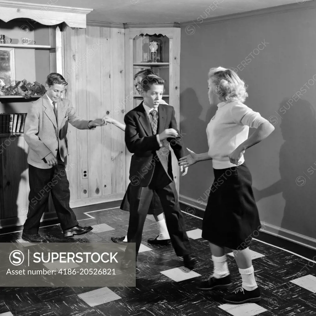 1950s FOUR TEENAGE BOYS AND GIRLS DANCING PARTY