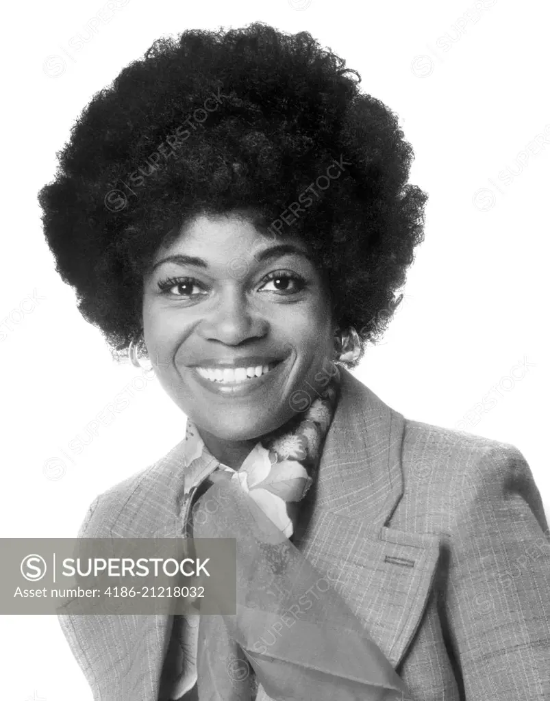 1970s PORTRAIT STYLISH AFRICAN-AMERICAN WOMAN LOOKING AT CAMERA AFRO HAIRSTYLE 