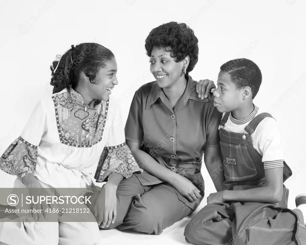 1970s AFRICAN AMERICAN MOTHER DAUGHTER SON FAMILY SITTING PORTRAIT 