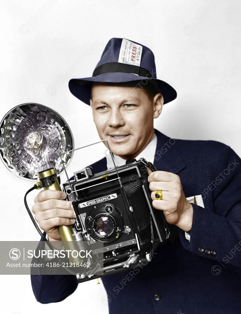 1930s 1940s 1950s MAN PRESS PHOTOGRAPHER HOLDING SPEED GRAPHIC CAMERA WITH FLASH BULB ILLUMINATION