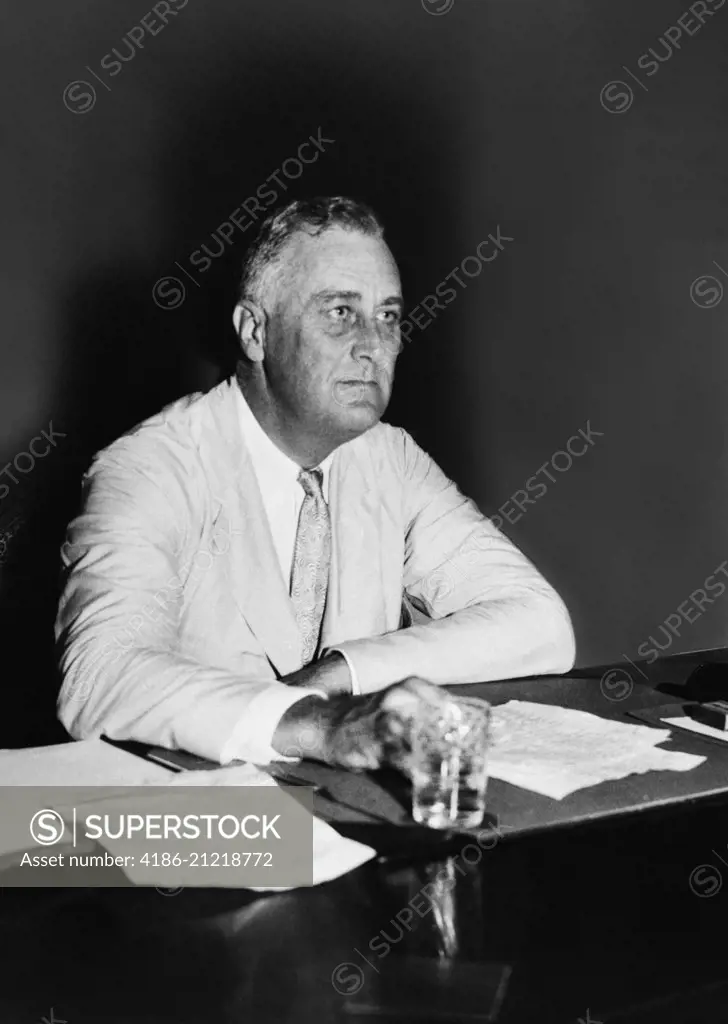 1930s 1940s PORTRAIT FRANKLIN DELANO ROOSEVELT FDR 32nd AMERICAN PRESIDENT SEATED AT DESK WITH PAPERS