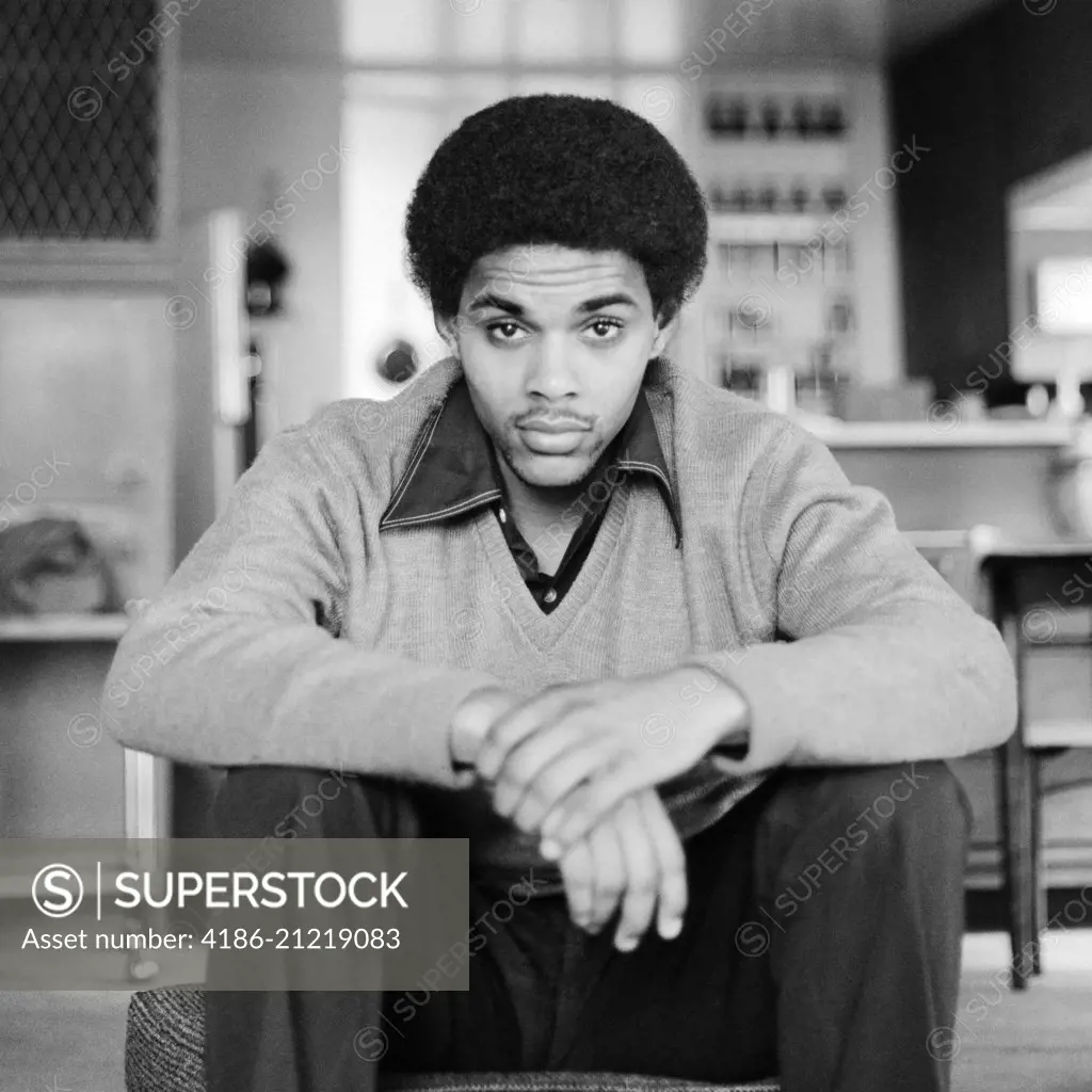 1970s PORTRAIT YOUNG AFRICAN AMERICAN MAN LOOKING AT CAMERA SERIOUS EXPRESSION WEARING SWEATER     