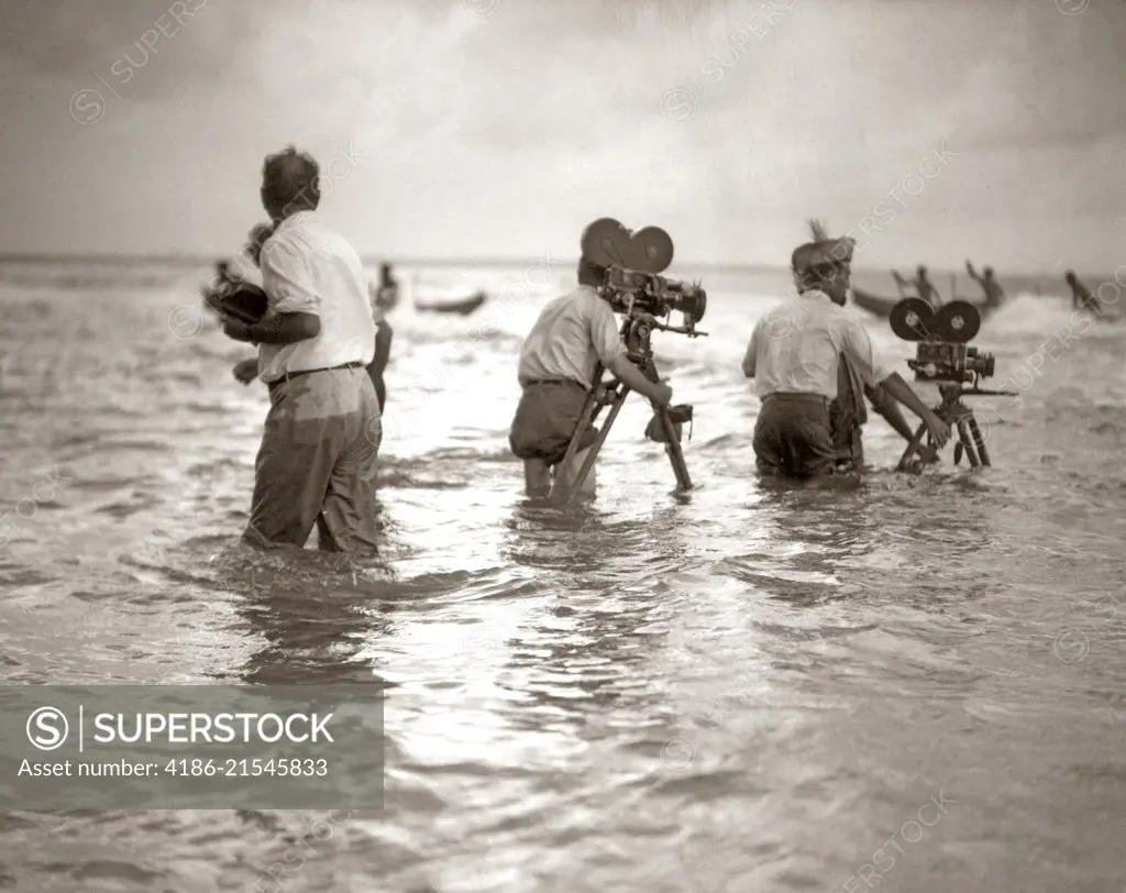 1920s FILMMAKERS IN KNEE DEEP WATER OCEAN SHOOTING FILMING CAMERAS