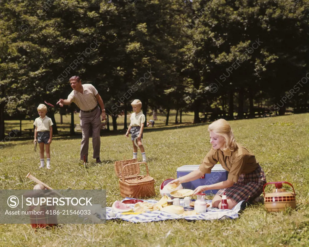 1970s FAMILY PICNIC PLAYING GAME HORSESHOES MOTHER FATHER TWO BOYS SUMMERTIME 