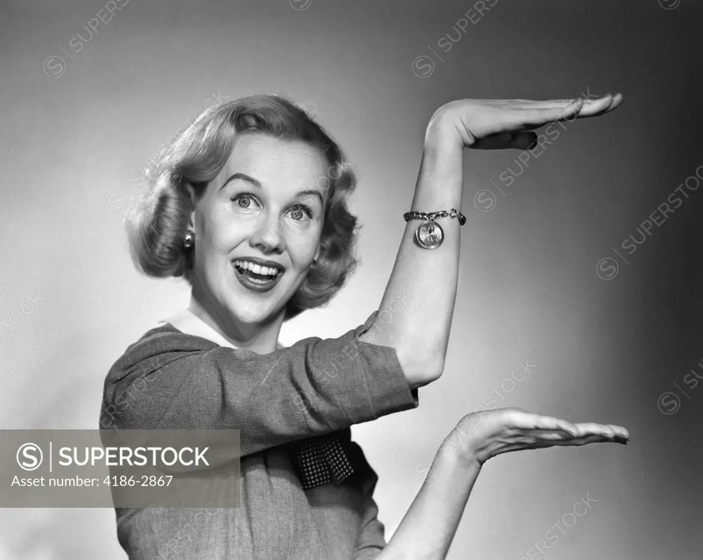 1950S 1960S Happy Smiling Blond Woman Gesturing With Hands Showing Size Of Something Looking At Camera