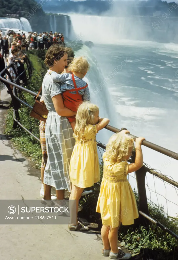 1950S Mother And Children Looking At Niagara Falls New York