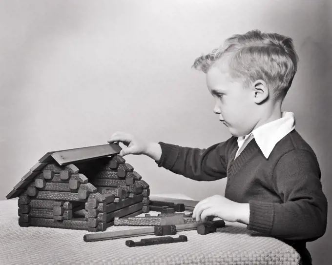 1950s INTENT YOUNG BLOND BOY PLAYING BUILDING MODEL LOG CABIN WITH LINCOLN LOG TOY SET
