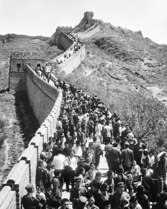 1970s CROWD OF TOURISTS VISITING THE GREAT WALL AFTER CHINA WAS OPENED TO THE WORLD AFTER THE END OF CHINAS CULTURAL REVOLUTION