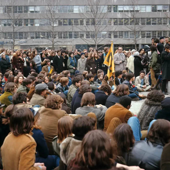 1960s 1970s COLLEGE STUDENTS PEACEFULLY ASSEMBLED STANDING SITTING ON CAMPUS IN PROTEST ABOUT AN ISSUE AT SIT-IN USA
