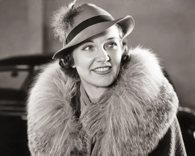 1930s 1940s FASHIONABLE SMILING PROFESSIONAL BUSINESS MEDIA WOMAN WEARING MANNISH FELT HAT AND COAT WITH LARGE FUR COLLAR 