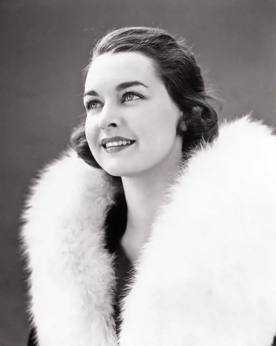 1930s 1940s PRETTY SMILING BRUNETTE WOMAN WEARING COAT WITH WHITE FUR COLLAR LOOKING UPWARDS 