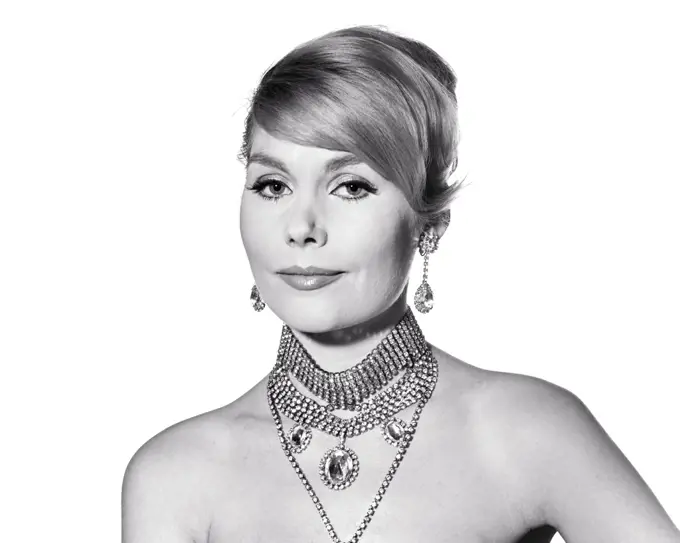 1960s PORTRAIT BEAUTIFUL WOMAN WEARING MULTI STRAND RHINESTONE NECKLACE AND EARRINGS STYLISH COSMETIC MAKEUP LOOKING AT CAMERA