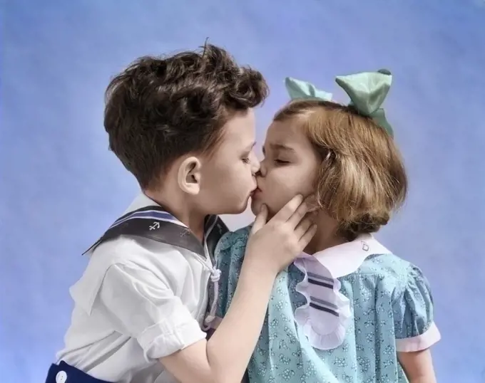 1930s TWO CHILDREN YOUNG BOY AND GIRL KISSING 