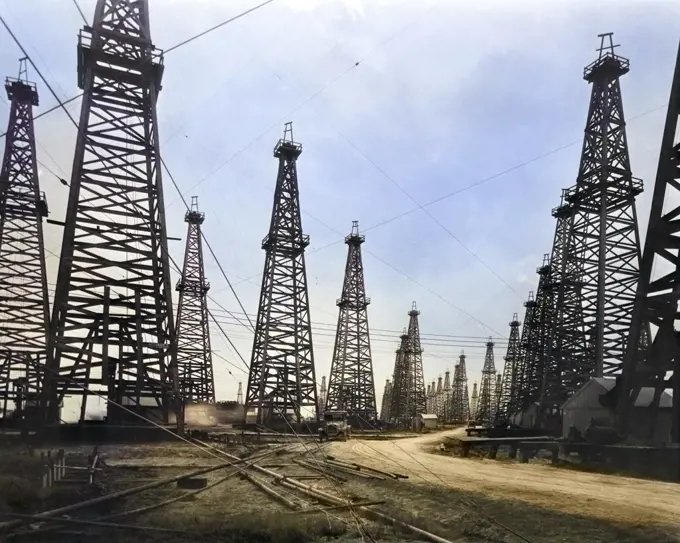 1900s 1901 ROWS OF WOODEN OIL RIGS DERRICKS FAMOUS SPINDLETOP OIL FIELD BEAUMONT TEXAS USA