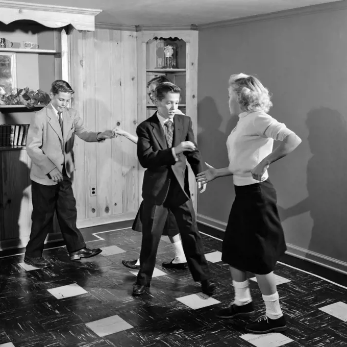 1950s FOUR TEENAGE BOYS AND GIRLS DANCING PARTY