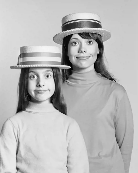 1970s MOTHER AND DAUGHTER PORTRAIT LOOK ALIKE SILLY FACIAL EXPRESSION STRAW BOATER HATS
