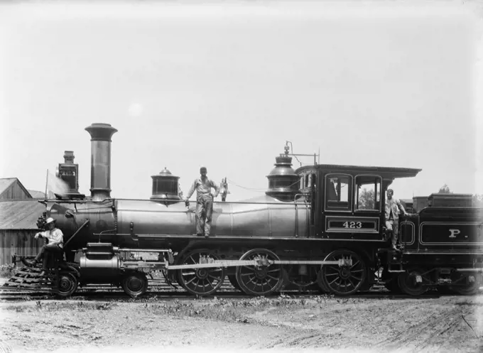 1900s THREE MEN WORKERS STANDING ON TRAIN STEAM ENGINE 
