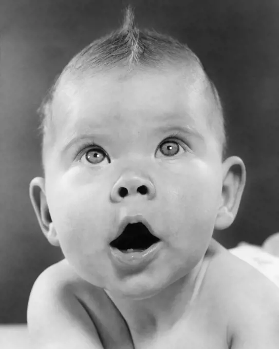 1950s BABY MAKING FUNNY FACE MOUTH OPEN LOOKING UP SHOCK SURPRISE AWE WONDER FACIAL EXPRESSION 