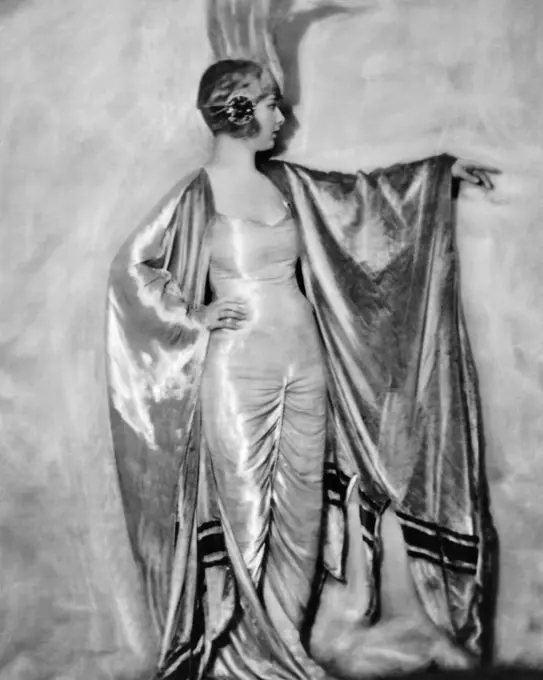 1920s WOMAN IN ELABORATE SILK GOWN AND CAPE ZIEGFELD FOLLIES SHOWGIRL FASHION NEW YORK CITY USA
