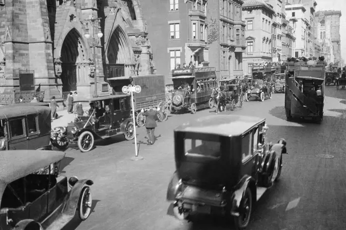 1900s 1912 POLICEMAN AND TRAFFIC SEMAPHORE ON FIFTH AVENUE AND 48th STREET BEFORE WORLD WAR I MANHATTAN NEW YORK CITY USA