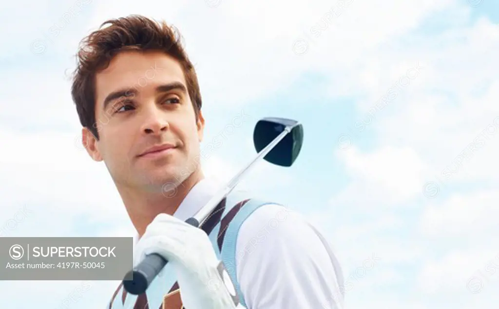 Young golfer looking away while holding his club - Copyspace
