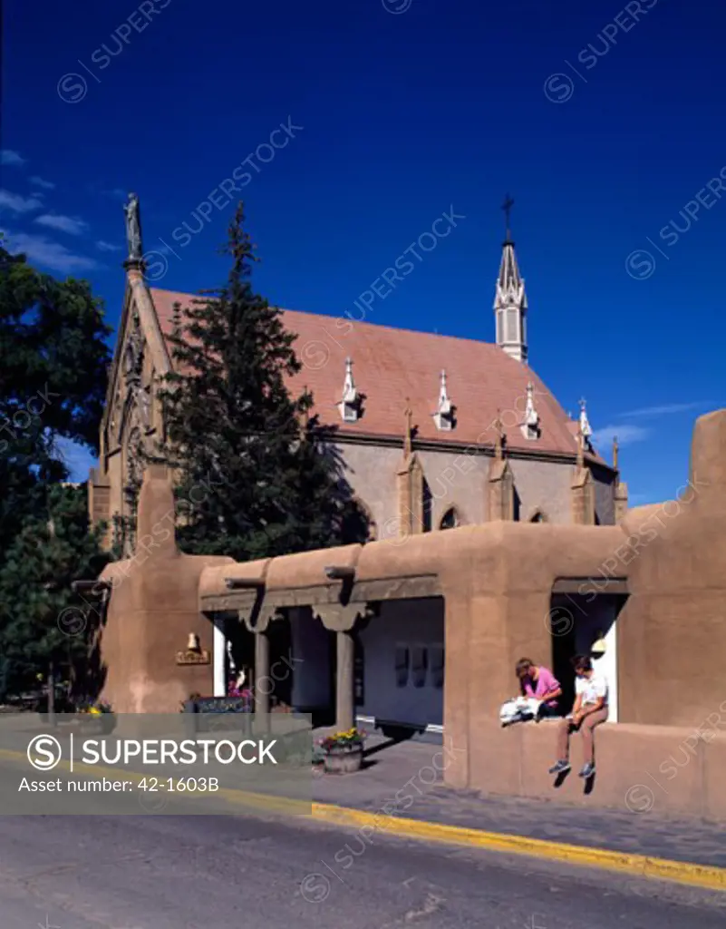 Two people sitting on a wall, Santa Fe, New Mexico, USA