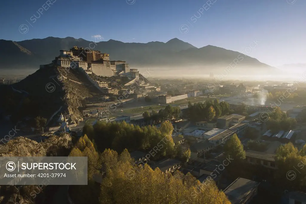 Potala Palace, World Heritage Site, exiled Dalai Lama's winter palace, autumn light at dawn, Lhasa, the capital of Tibet