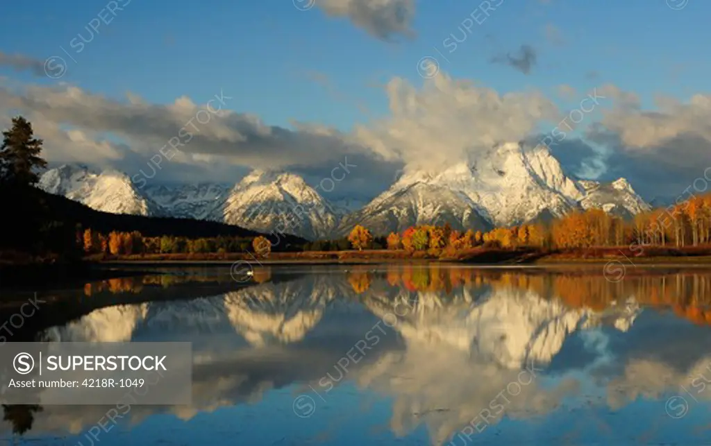 USA, Wyoming, Grand Teton National Park, Oxbow Bend, Snake River and mountains at sunrise