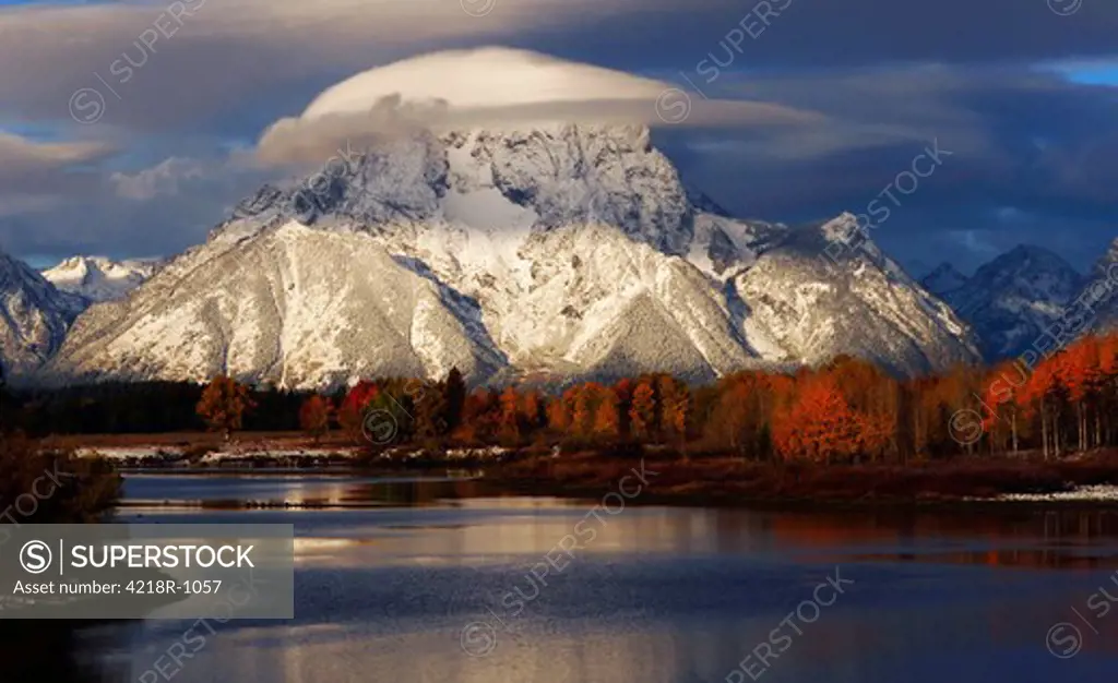 USA, Wyoming, Grand Teton National Park, Oxbow Bend, Snake River, Mt Moran covered in fresh snow